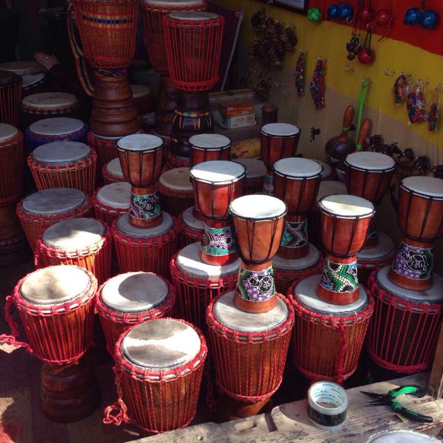 鼓:随处可以听到鼓手随着一些原创唱片打着手鼓