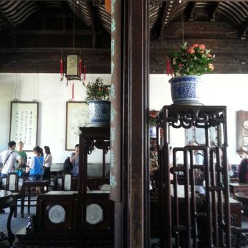 鸳鸯厅的中间隔断,将空间一分为二,阴阳两面,各有乾坤.