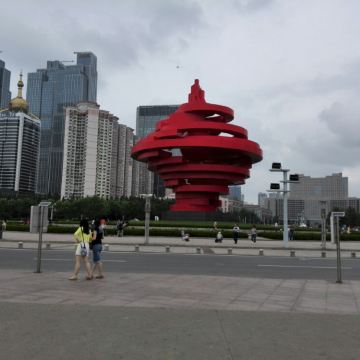 标志性的火炬,后来晚上又去走了一圈,很普通的城市广场,只不过是在