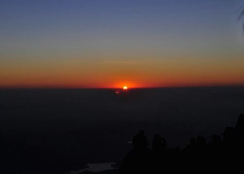 朦胧中,妻唤吾.见天微亮,周身站满游人.