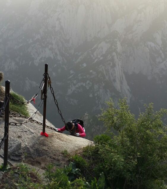 在华山下买的各色零食……          鹞子翻身的入口就在东峰饭店一