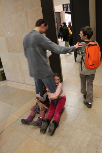 在美术馆里,看到两个小姑娘坐在爸爸的脚上,让爸爸拖着走,小姑娘笑