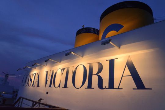 夜幕下的歌诗达logo