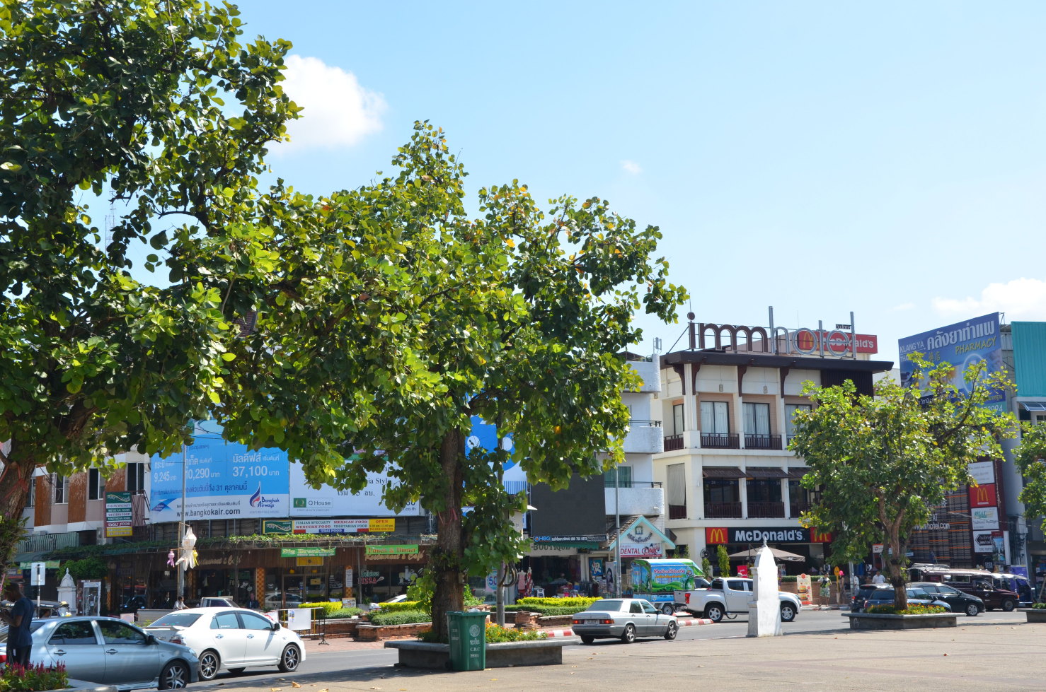 广场对面的街景 塔佩门