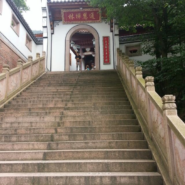 小天台~月身宝殿~4公里~佛慧山庄宾馆~3公里~百岁宫缆车下站~百岁宫