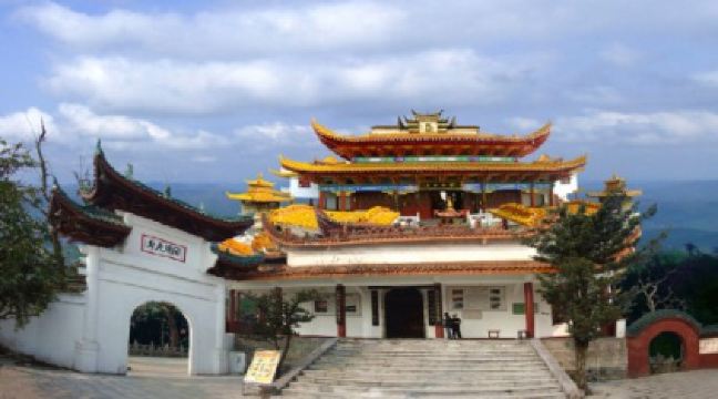 苏仙岭从山麓到山顶有桃花居,白鹿洞,三绝碑,景星观,八字铭,沉香石