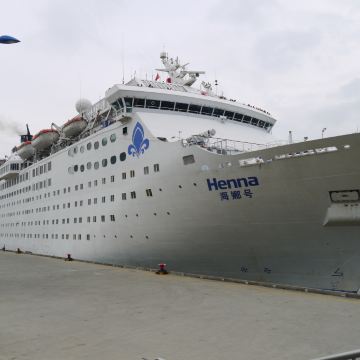 这个,北外滩的国际邮轮码头,来上海白相的老外船倒经常停靠这里的