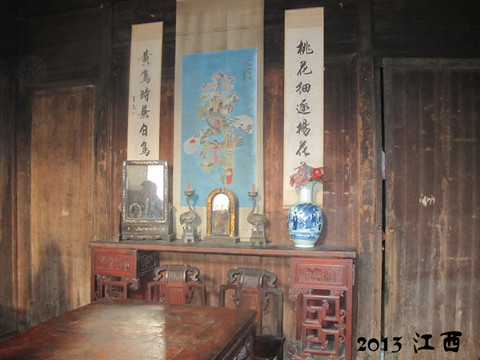 现在的人也保留着这种摆放方式,中间是一个钟,左边镜,右边瓶,叫终生