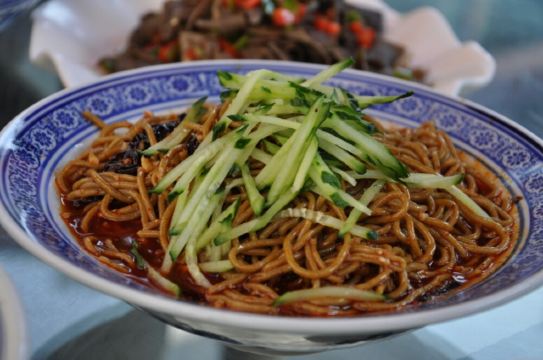 蓝田饸饹,很好吃,我没问服务员怎么做的,西北人实在,回答我们说,不