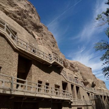 一溜几百米的墙体有四层的佛窟,每个佛窟都绘了满墙的佛真真是千佛洞.