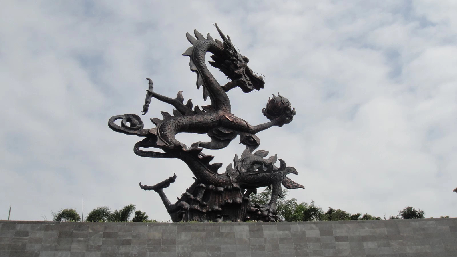 传统龙文化的云霄飞龙大型铜雕,就在最高处,龙下面就是龙生九子:囚牛