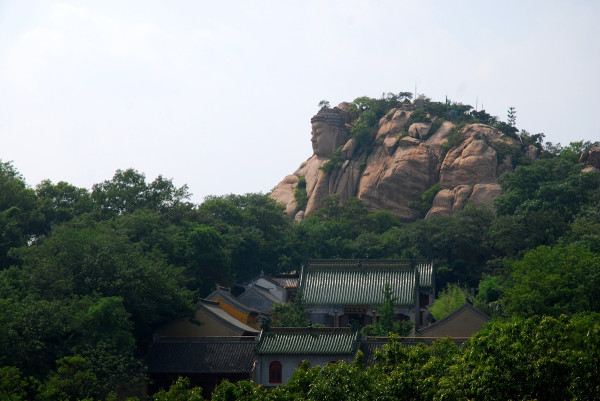 石壁上近代著名书法家朱学达题写的"五老迎宾",在钵盂峰和玉烛峰之间