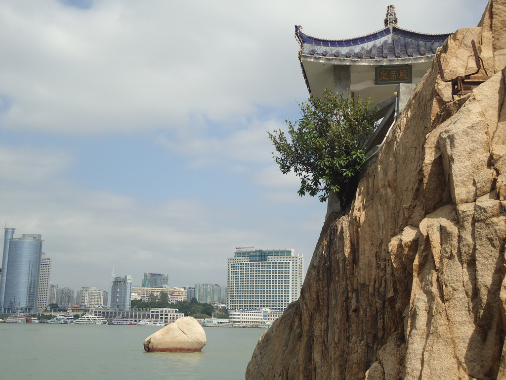 皓月園 沿著海邊漳州路遠遠就看見屹立在巨石上的鄭成功高大的石