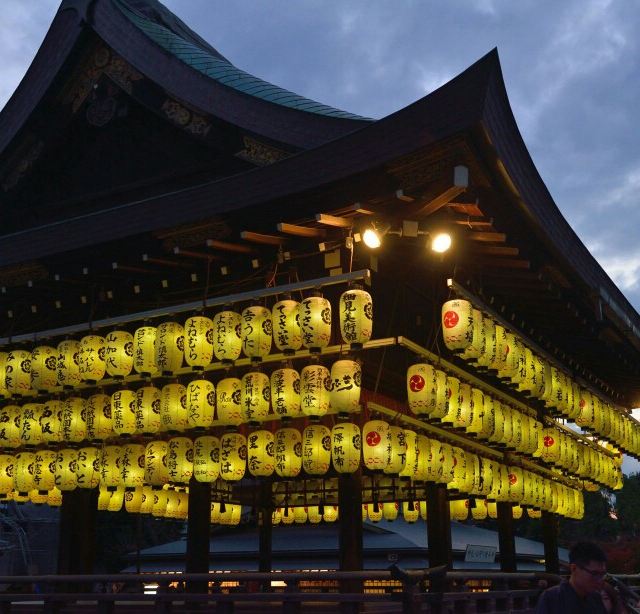 花见小路 八坂神社出来,过了马路转弯就是伏见小路.