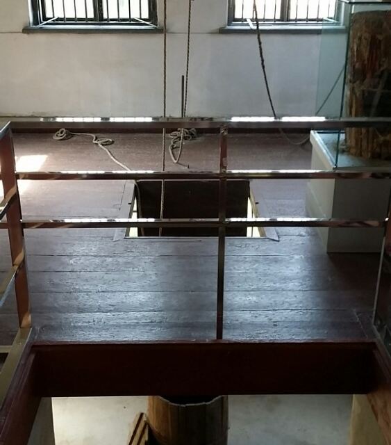 绞刑室,底下就放着尸骨桶