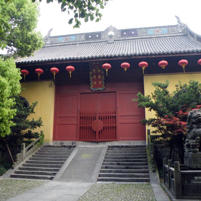 淨慈禪寺,南屏晚鐘就在裡面 淨寺的大門總不開,具體是什麼原因我也沒