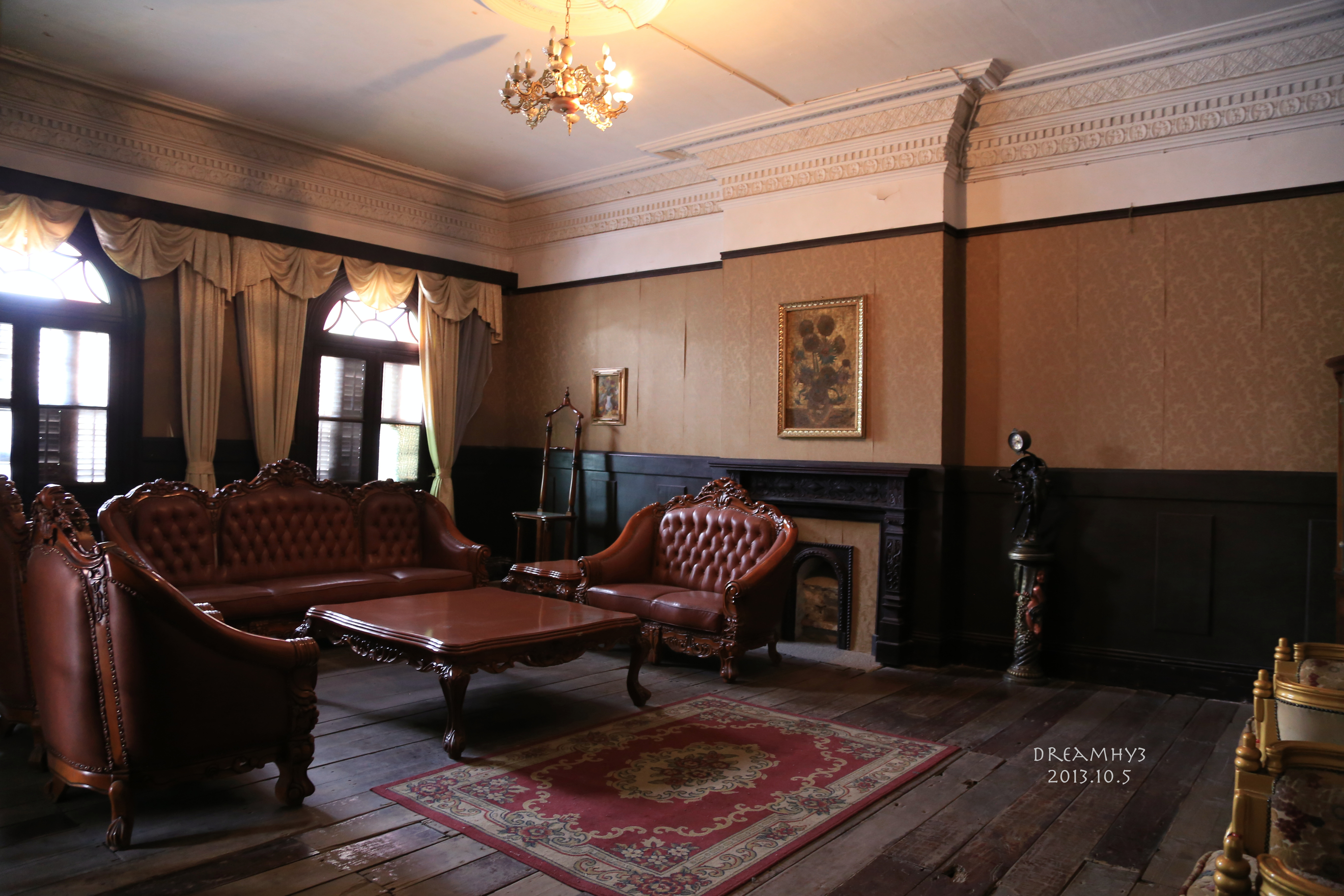 刘家大宅后半段西式会客厅,装饰十分华丽,放到现在也是不错的.
